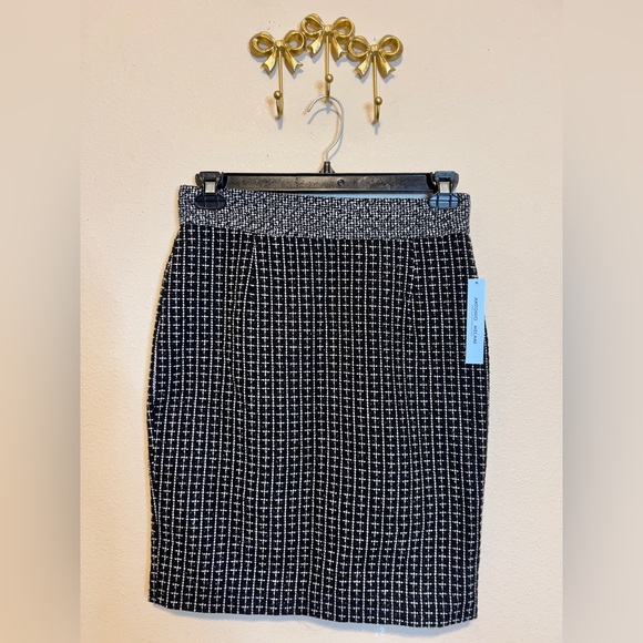 ANTONIO MELANI Dresses & Skirts - ANTONIO MELANI Black and White Textured Midi Skirt with lots of stretch. Size XS